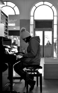 piano player